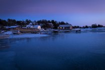 Scena invernale con case in riva al mare, arcipelago di Stoccolma — Foto stock