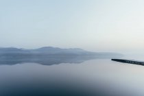 Живописный вид на горы, отражающиеся в озере — стоковое фото