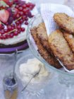 Frittierte süße Kuchen am Kuchenstand — Stockfoto