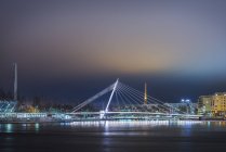 Scena notturna con ponte moderno illuminato — Foto stock
