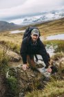 Porträt eines jungen Mannes beim Bergwandern, Fokus auf den Vordergrund — Stockfoto
