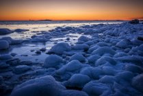 Côte gelée au coucher du soleil, archipel de Stockholm — Photo de stock