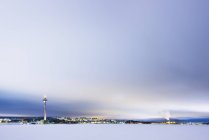 Cena de inverno com cidade e torre de comunicação no fundo — Fotografia de Stock