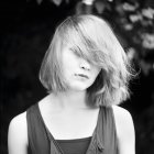 Portrait de jeune femme tousling cheveux — Photo de stock