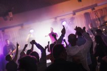 Шанувальники танцюють на музичному фестивалі, вибірковий фокус — стокове фото