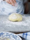 Жінка робить тісто для макаронних виробів, диференціальний фокус — стокове фото