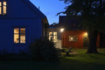 Beleuchtete Häuser in der Abenddämmerung, Königreich Schweden — Stockfoto