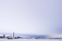 Зимняя сцена с освещенными башнями, северная Европа — стоковое фото