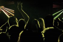 Силуэты людей в ночном клубе, избирательный фокус — стоковое фото