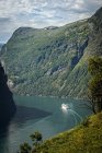 Schiff segelt durch Berge im Geirangerfjord, Skandinavien — Stockfoto