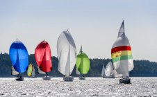 Segelboote auf dem See, selektiver Fokus — Stockfoto