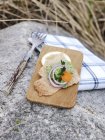 Pane croccante tradizionale svedese sul tagliere — Foto stock