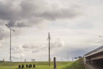 Похмуре небо над зеленою набережною, північна Європа — стокове фото