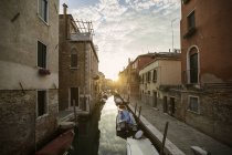 Гондоли в каналом у Венеції на заході сонця, Італія — стокове фото
