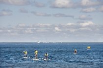 Giovani paddleboarding sul lago — Foto stock