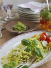 Tagliatelle mit Pesto und Parmesan auf Teller — Stockfoto