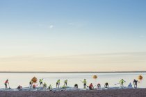 Веслярі на березі під час гонки, селективний фокус — стокове фото