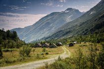 Vista panorámica de la aldea al pie de las montañas en Noruega - foto de stock