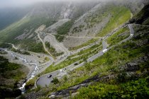 Высотный вид на дорогу в горах, северная Европа — стоковое фото