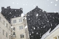 Schneeflocken gegen Wohnbebauung, selektiver Fokus — Stockfoto