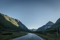 Leere Straße in den Bergen, Nordeuropa — Stockfoto