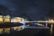 Paysage urbain éclairé la nuit, Europe du Nord — Photo de stock