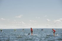 Paddlers durante a corrida no mar, foco seletivo — Fotografia de Stock