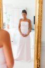 Отвержение молодой невесты в зеркале — стоковое фото