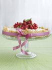 Малиновый торт с ягодами сверху, фокус на переднем плане — стоковое фото