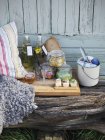 Picknick-Essen mit traditionellen schwedischen eingelegten Heringen — Stockfoto