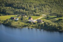 Высокий вид на дома по реке, северной Европе — стоковое фото