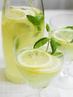 Limonada com folhas de manjericão, foco diferencial — Fotografia de Stock