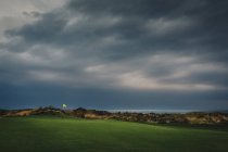 Stürmische Wolken über Golfplatz, Nordeuropa — Stockfoto