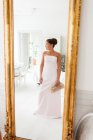 Reflexão da jovem noiva no espelho — Fotografia de Stock