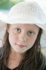 Portrait de fille portant un chapeau de soleil, se concentrer sur l'avant-plan — Photo de stock