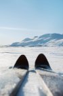 Лижі на снігу і гірський пейзаж з блакитним небом — стокове фото