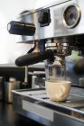 Machine expresso versant du café dans une tasse blanche — Photo de stock