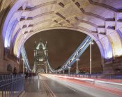 Sentiero del semaforo lungo Tower Bridge nella City di Londra di notte — Foto stock