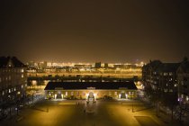 Городская площадь в Мальме ночью — стоковое фото
