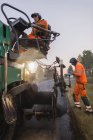 Ручні працівники ремонтують дорогу, вибірковий фокус — стокове фото