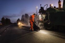 Trabajadores manuales de reparación de carreteras, enfoque selectivo - foto de stock