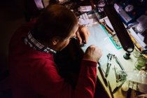 Uomo riparazione orologio in officina — Foto stock
