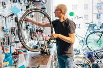 Petite entreprise propriétaire d'un magasin de bicyclettes — Photo de stock