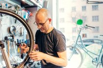 Proprietário de pequenas empresas de loja de bicicletas — Fotografia de Stock