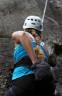 Visão traseira da mulher escalando rocha — Fotografia de Stock