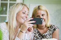 Junge Frauen machen Selfie, konzentrieren sich auf den Vordergrund — Stockfoto
