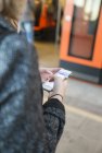 Молода жінка використовує смартфон на міській станції — стокове фото