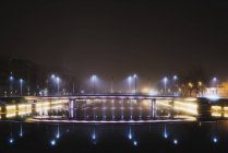 Иллюминированный городской пейзаж ночью, северная Европа — стоковое фото