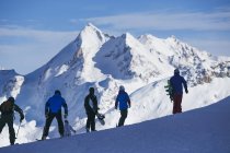 Pessoas esquiando e snowboard nas montanhas — Fotografia de Stock