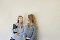 Жінки спілкуються в університетському інтер'єрі — стокове фото